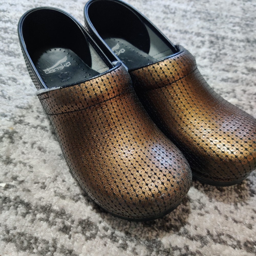 Dansko 40 brown bronze clogs